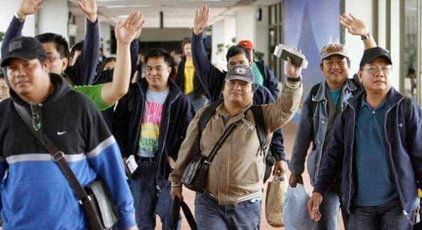 A group of people voluntarily registering for Philhealth membership.