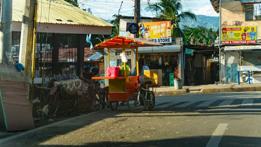 A small street food cart on a sidewalk in Cebu City, Philippines, the kind of setup franchisors scale into branded kiosk franchises